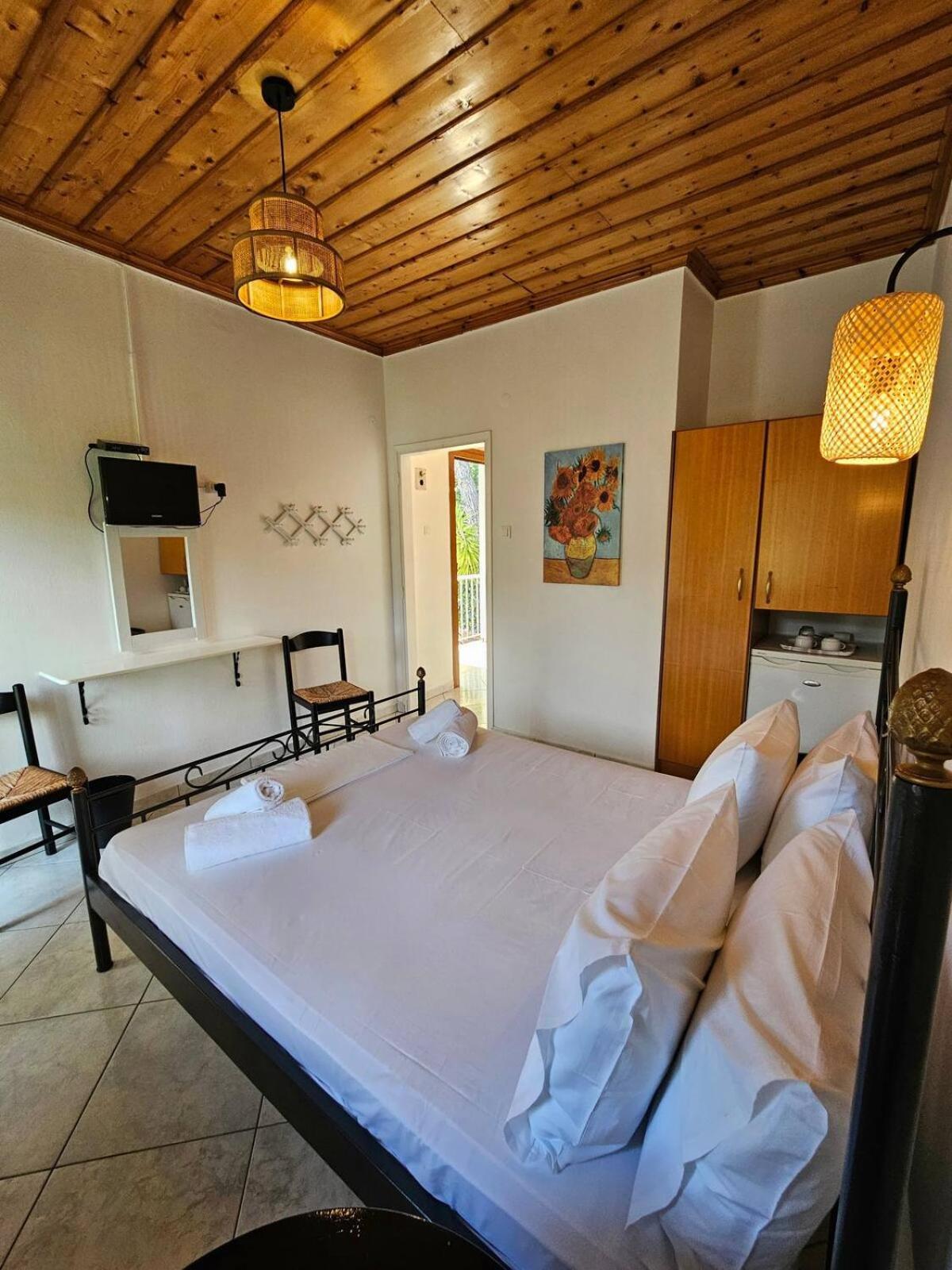 The Pine Trees Aparthotel Agnontas Exterior photo